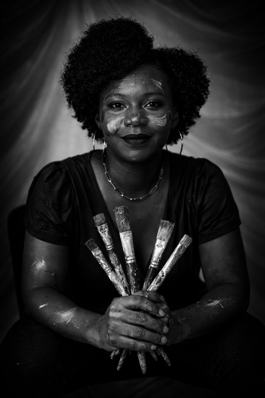 Portrait de l’artiste Cindy Gazenor tenant ses pinceaux