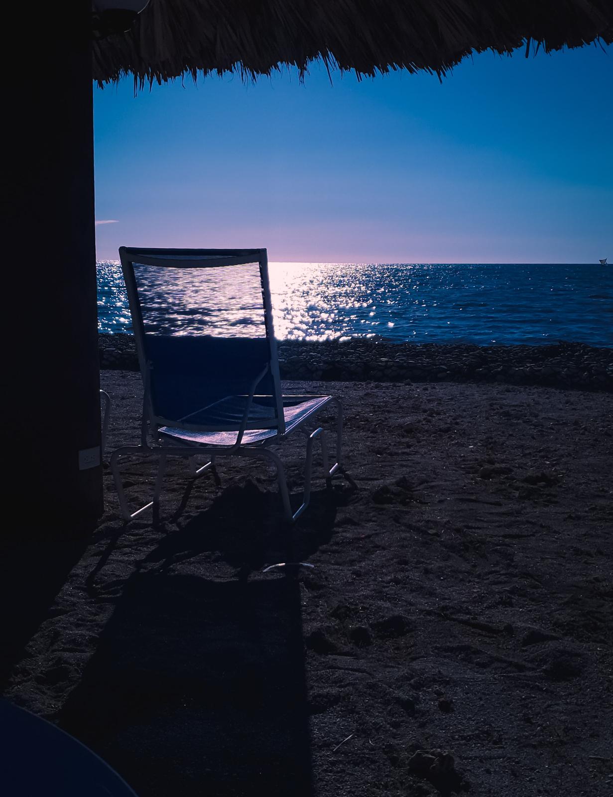 Photographie de JAKKHO montrant un fauteuil face à la mer