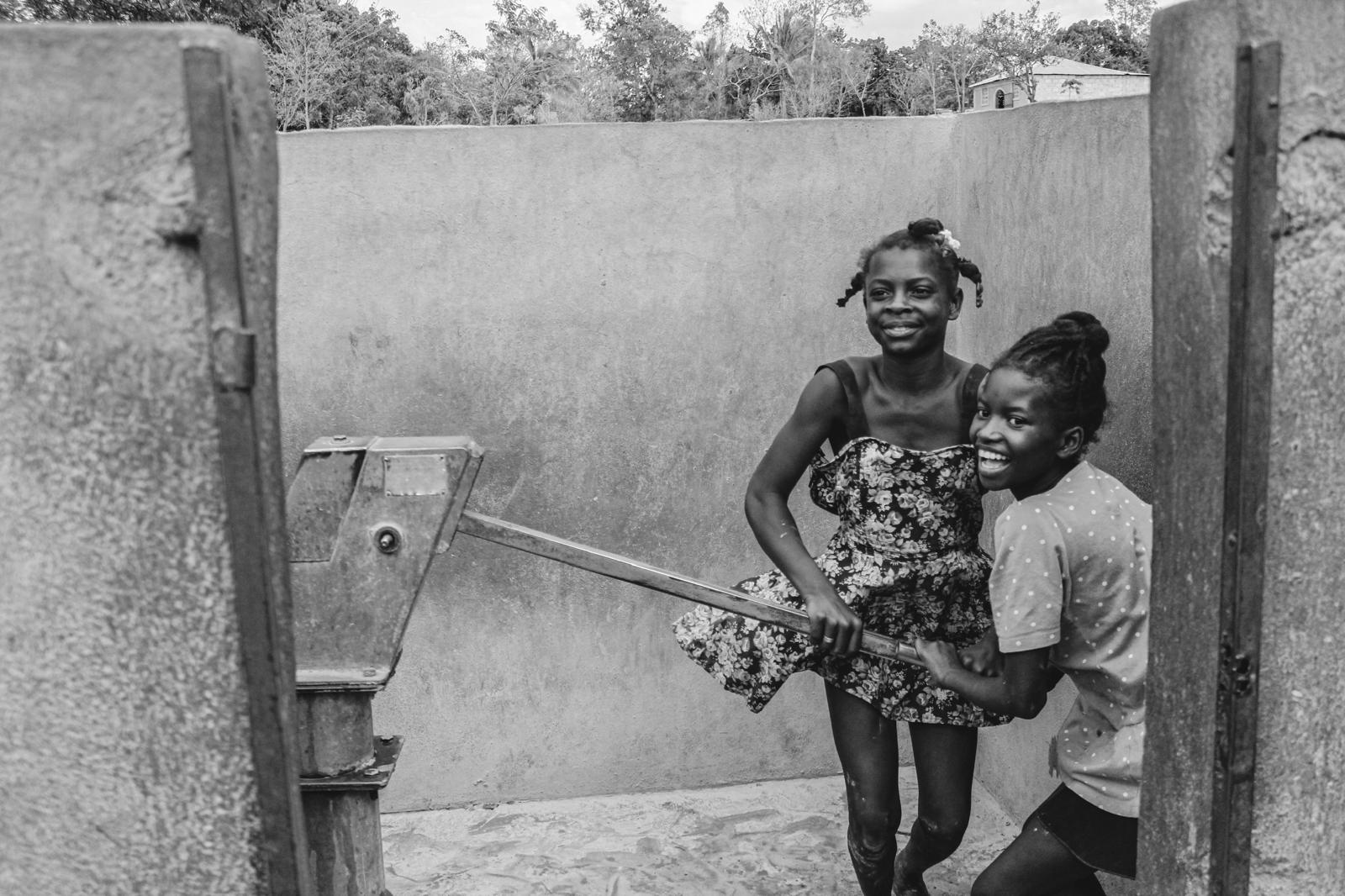Photographie en noir et blanc de deux jeunes filles par JAKKHO