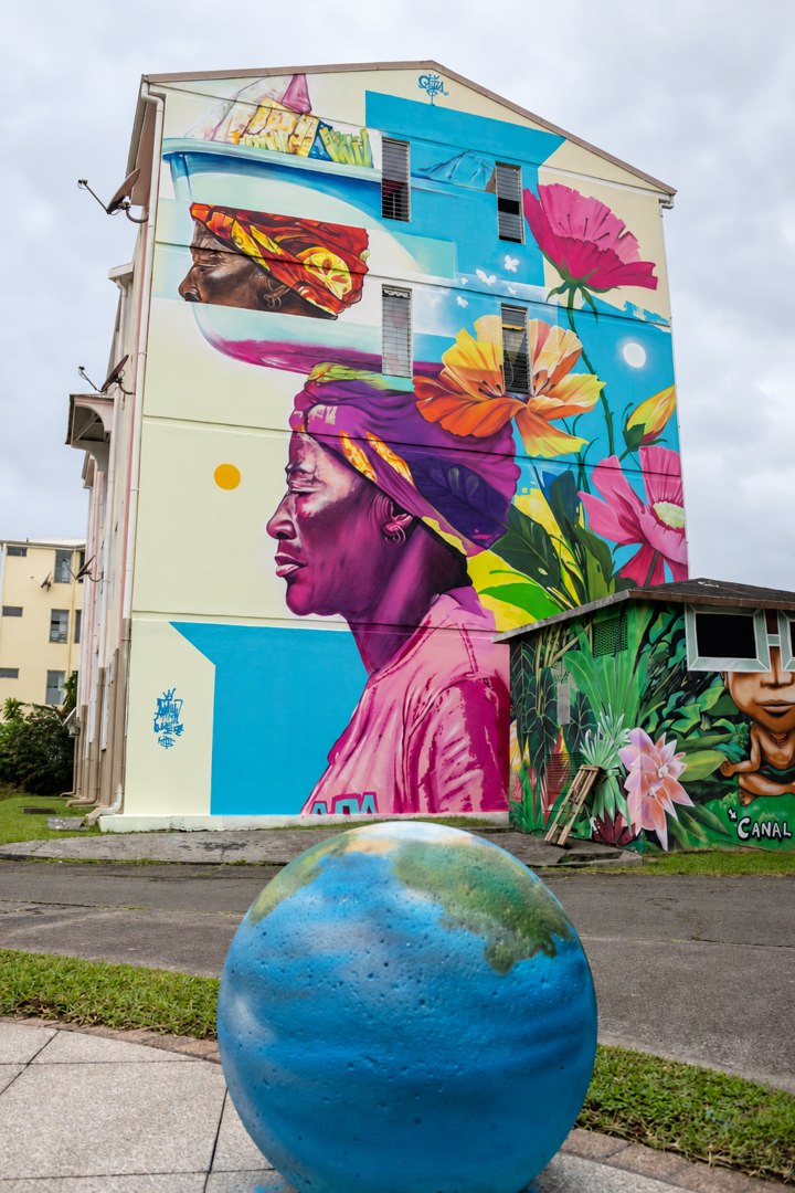 Fresque monumentale de Rayza à Fort-de-France, hommage aux mères marchandes de la Caraïbe