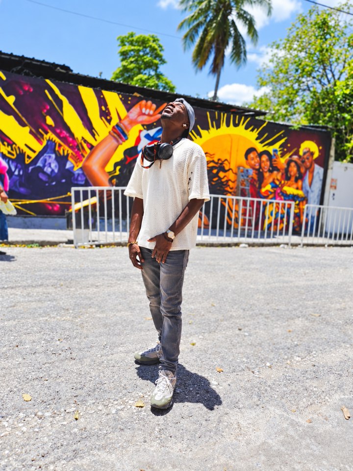 Rayza devant une fresque.