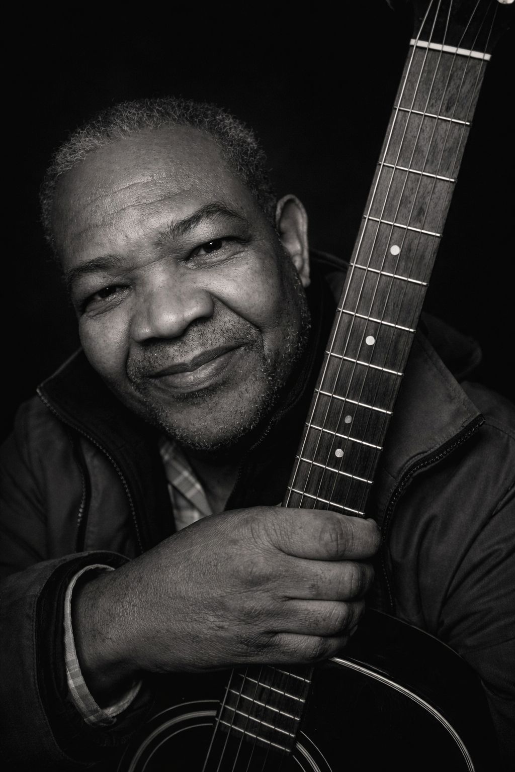 Portrait du maestro TONNY JEAN BAPTISTE avec sa guitare